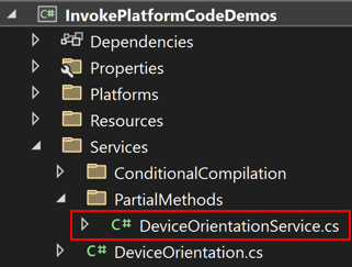 Kelas DeviceOrientationService di cuplikan layar folder Layanan.