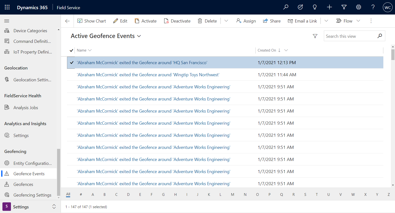 Cuplikan layar Field Service memperlihatkan daftar peristiwa geofences aktif.