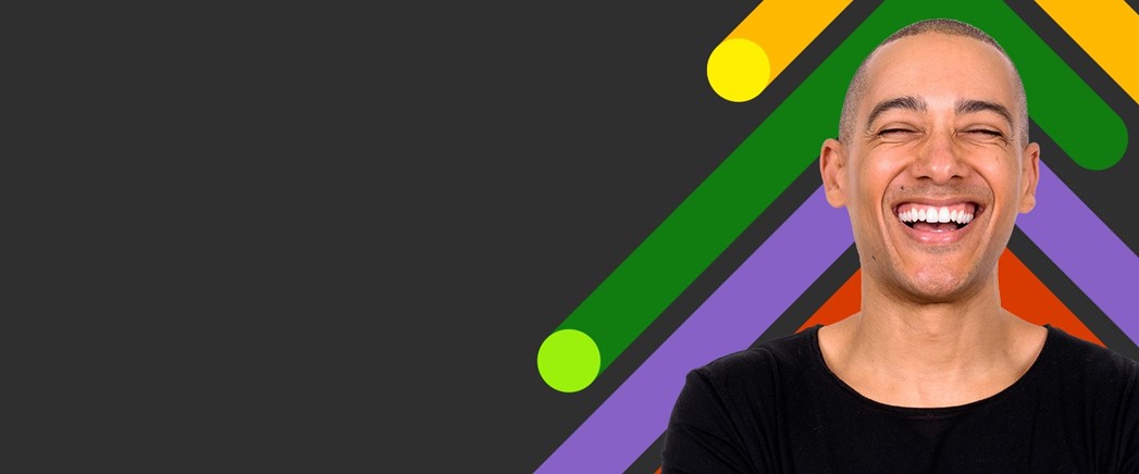 Foto orang yang tersenyum.