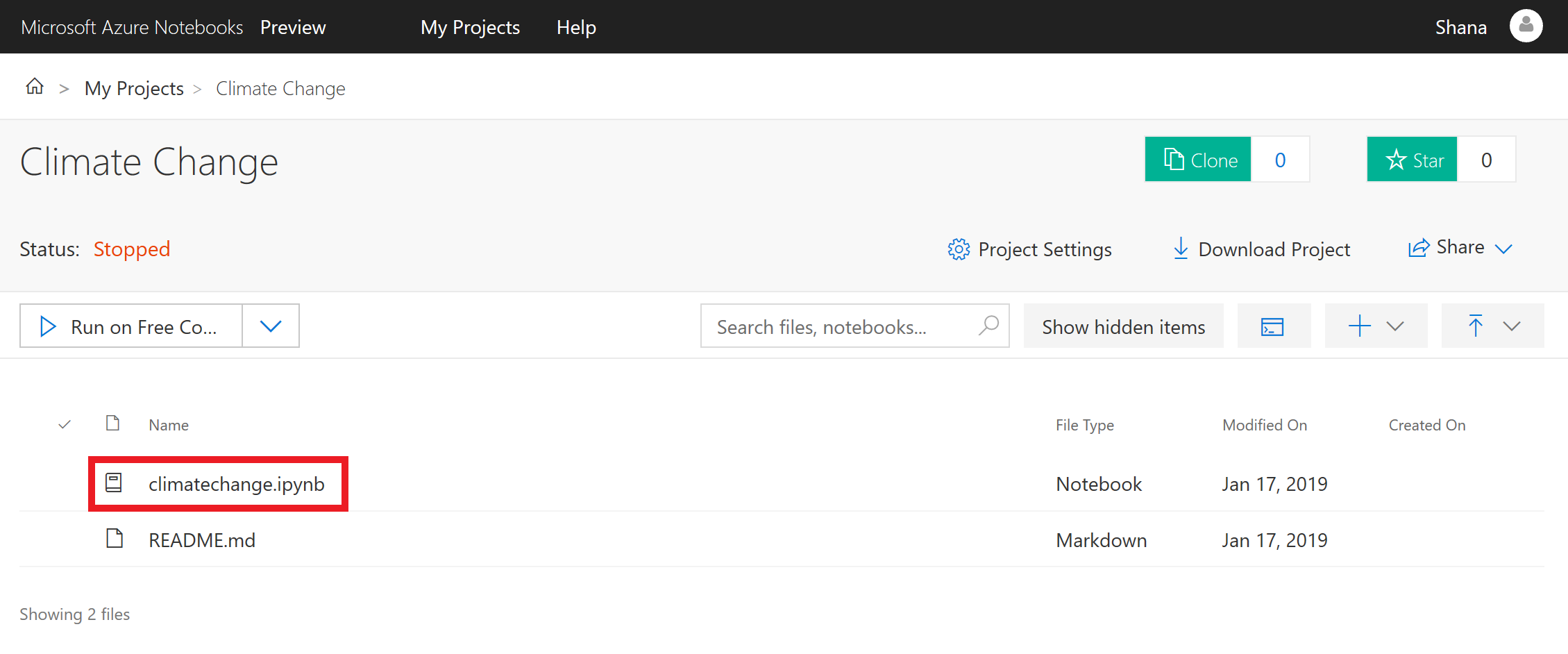 Membuka buku catatan.