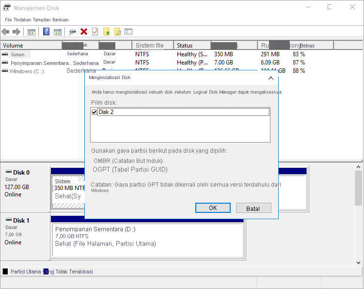 Cuplikan layar memperlihatkan peringatan alat Manajemen Disk tentang disk data yang tidak diinisialisasi di VM.