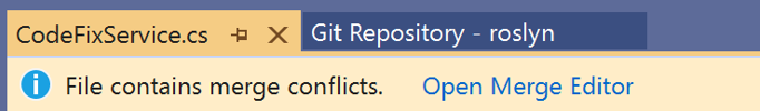 Cuplikan layar pesan 'File berisi konflik penggabungan' di Visual Studio 