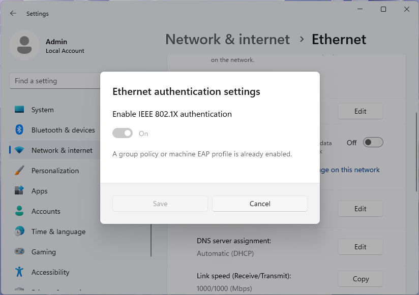 Cuplikan layar dialog pengaturan autentikasi Ethernet, dinonaktifkan oleh kebijakan grup, di aplikasi pengaturan Windows 11.