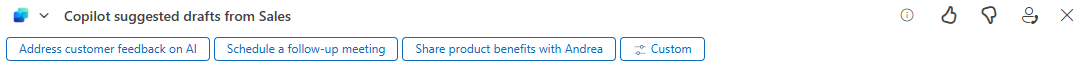 Screenshot che mostra la funzionalità di redazione di messaggi e-mail in Outlook con categorie di risposta predefinite.