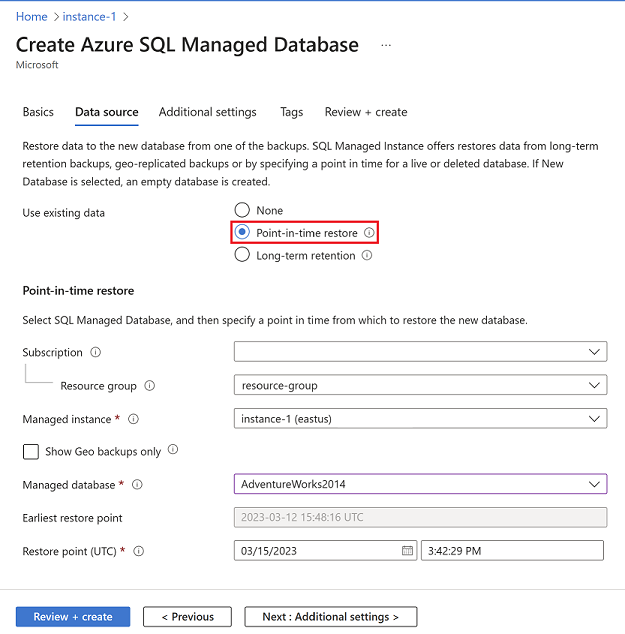 Screenshot del portale di Azure che mostra la scheda origine dati della pagina Crea database gestito di Azure SQL con il ripristino temporizzato selezionato.