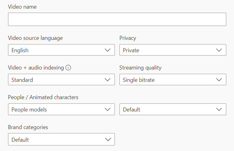 Screenshot che mostra le opzioni avanzate per definire il nome del video, la lingua di origine e le impostazioni di privacy.