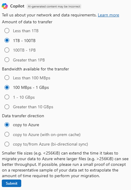 Screenshot di Azure Copilot che chiede informazioni sui requisiti di rete e dati per uno scenario di migrazione.