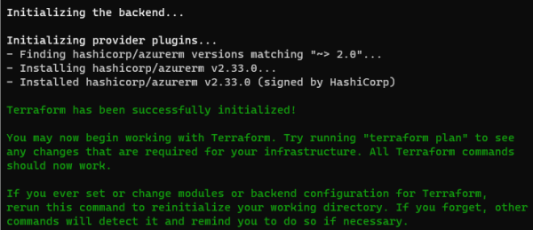 Screenshot dell'esecuzione del comando terraform init che mostra il download del modulo azurerm e un messaggio di operazione completata.