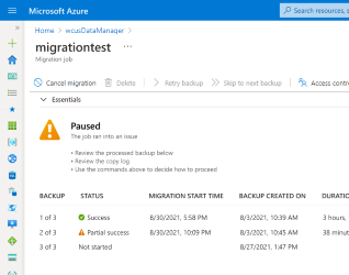 Screenshot del pannello del processo di migrazione con un'icona di stato di grandi dimensioni nella parte superiore dello stato sospeso.