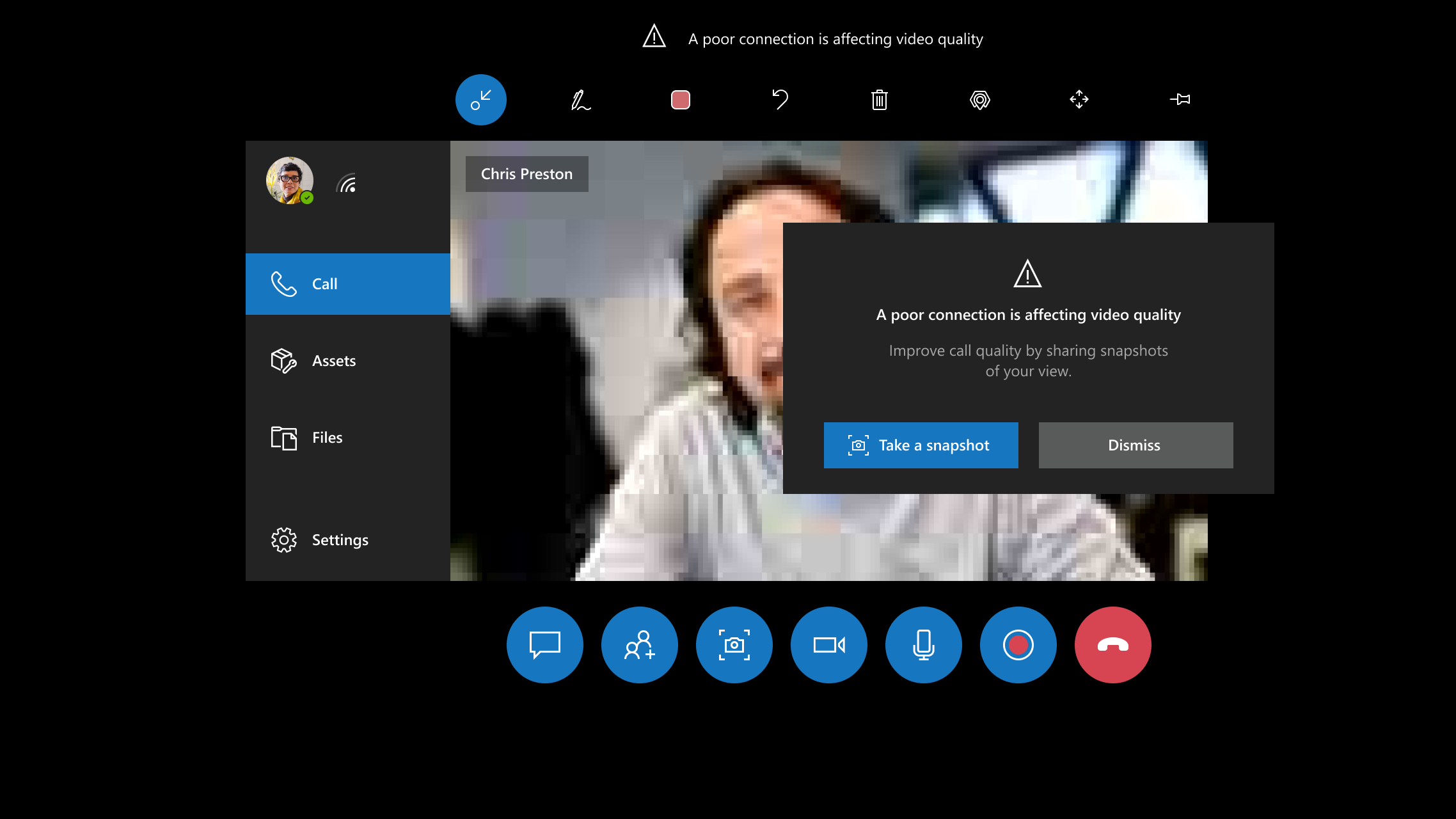 Screenshot di Dynamics 365 Remote Assist su HoloLens che mostra un'immagine di bassa qualità nella finestra della chat a causa della scarsa connettività della rete.