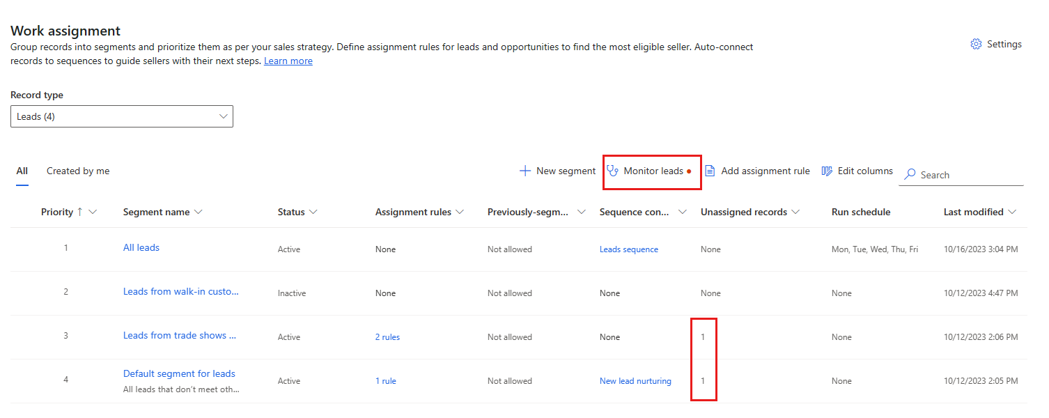 Screenshot della pagina Assegnazione lavoro che mostra i record dei lead, con il pulsante Monitora lead e i record non assegnati evidenziati.