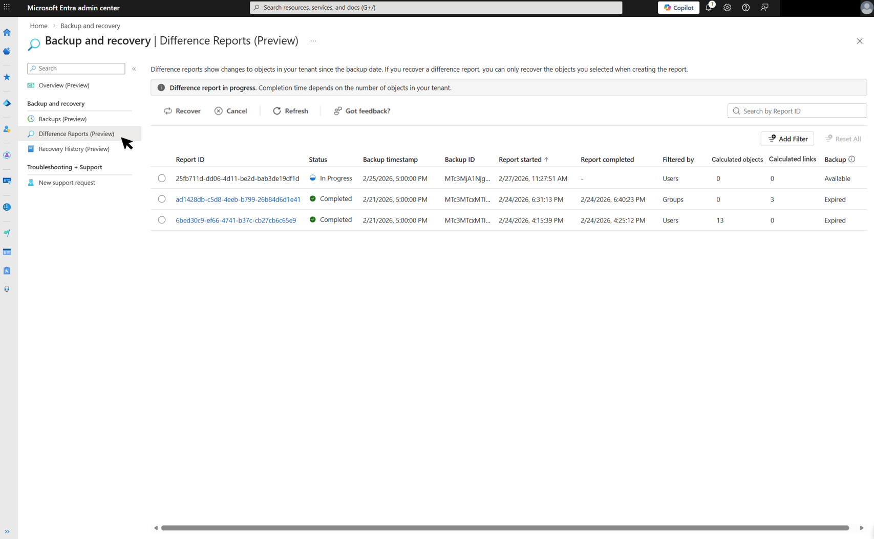 Screenshot della pagina dei report delle differenze che mostra un report in corso e due report completati, con il pulsante Annulla visibile sulla barra degli strumenti.