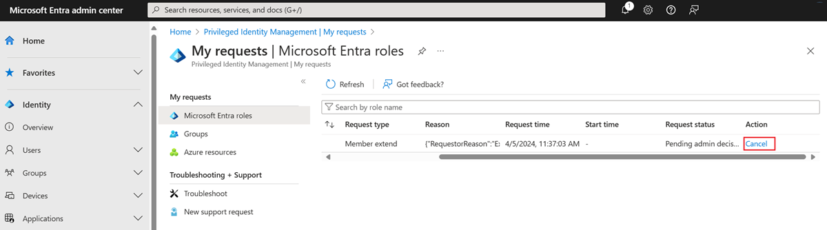 Screenshot che mostra i ruoli di Microsoft Entra: la pagina Richieste in sospeso elenca le richieste pendenti e un collegamento per annullare.