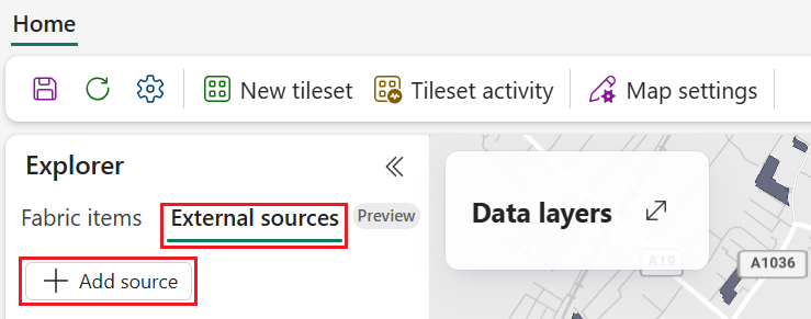 Screenshot dell'interfaccia mappe di Microsoft Fabric che mostra la scheda Origini esterne selezionata nel pannello Esplora risorse. Il pulsante Aggiungi origine è visibile, consentendo agli utenti di aggiungere una nuova origine dati esterna. L'ambiente più ampio visualizza un'anteprima mappa a destra e una barra di spostamento nella parte superiore con opzioni per Home, Nuovo set di riquadri, attività Set di riquadri e Impostazioni mappa.