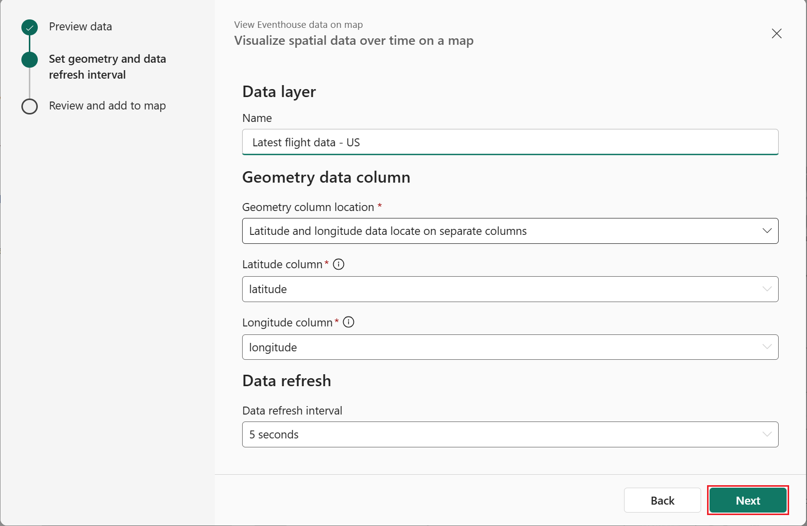 Screenshot del passaggio di configurazione Imposta geometria e intervallo di aggiornamento dati. Il pannello principale visualizza un modulo con tre sezioni: Livello dati con un campo nome contenente gli ultimi dati di volo - Stati Uniti, colonna dati Geometria con un elenco a discesa impostato su Dati di latitudine e longitudine situati in colonne separate, seguito dai campi colonna Latitudine e Longitudine, entrambi popolati, e sezione di aggiornamento dati con un elenco a discesa impostato su 5 secondi. La barra laterale sinistra mostra un indicatore di stato in tre passaggi con Set geometry and data refresh interval evidenziato in teal. In basso a destra sono presenti i pulsanti Indietro e Avanti. Questo passaggio consente agli utenti di specificare le colonne di geometria e di impostare la frequenza con cui il livello mappa viene aggiornato con nuovi dati.
