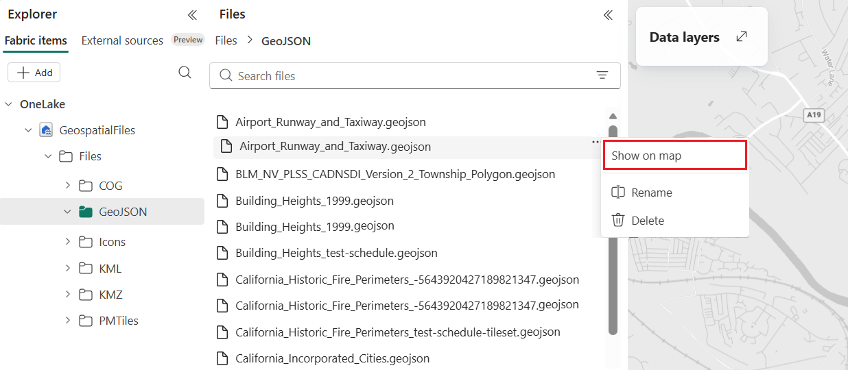 Screenshot del browser di file OneLake in Mappe Fabric che mostra un file GeoJSON selezionato nell'elenco File. Un menu di scelta rapida visualizza tre opzioni: Mostra sulla mappa (evidenziata), Rinomina ed Elimina. La barra laterale dell'esploratore di file a sinistra mostra la cartella GeoJSON espansa all'interno della sezione File geospaziali. Viene visualizzata un'anteprima della mappa sul lato destro dell'interfaccia.