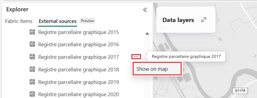 Screenshot che mostra il pannello Explorer in Mappe di Microsoft Fabric con la scheda Origini esterne selezionata. Viene visualizzato un elenco di livelli con il menu Altre opzioni che visualizza l'opzione Mostra sulla mappa evidenziata.