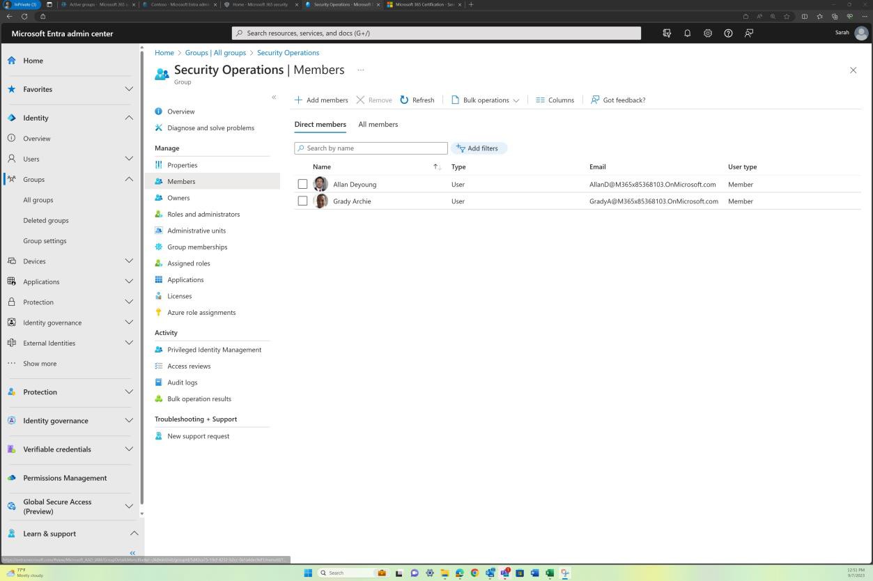 Interfaccia di amministrazione di Microsoft Entra pagina dei membri delle operazioni di sicurezza con due membri elencati.