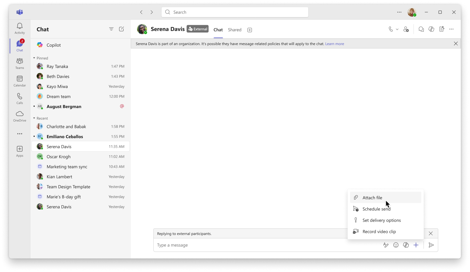 Screenshot che mostra l'icona a forma di graffetta nelle chat federate.