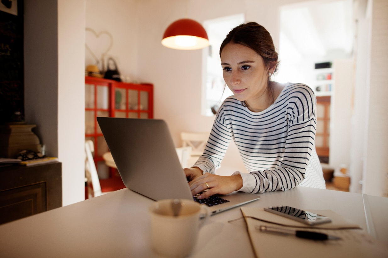 Persona che guarda un webinar su un portatile.