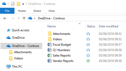 Screenshot di Esplora risorse con alcuni file di OneDrive scaricati e altri che si trovano solo nel cloud.
