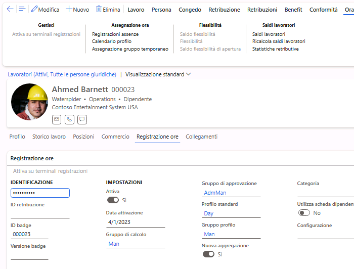 Lo screenshot mostra la pagina Lavoratore dell'ID badge 000023. È visualizzata la scheda Registrazione ore.