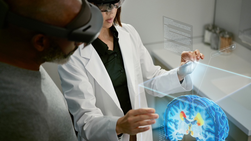 Foto di studenti di medicina con un ologramma del cervello umano.