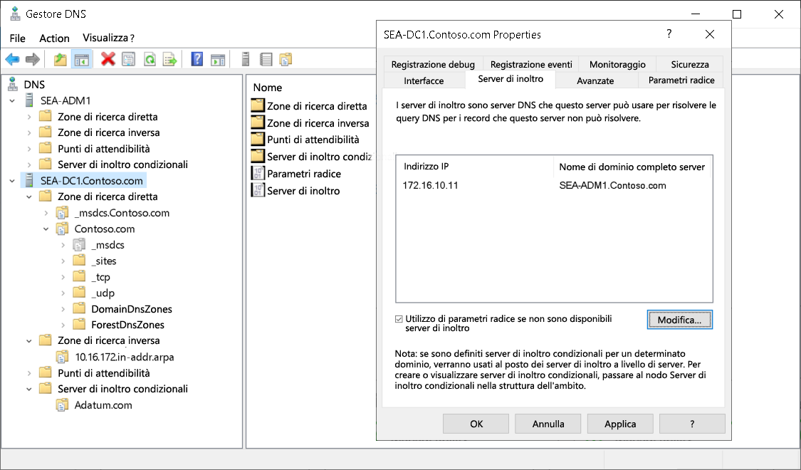 Screenshot della finestra di dialogo delle proprietà di SEA-DC1.Contoso.com. L'amministratore ha selezionato la scheda Server d'inoltro, in cui è elencato un server d'inoltro. Dietro questa finestra di dialogo è visualizzata la console Gestore DNS. Viene visualizzato il nodo Server d'inoltro condizionali, con un record di dominio per Adatum.com.