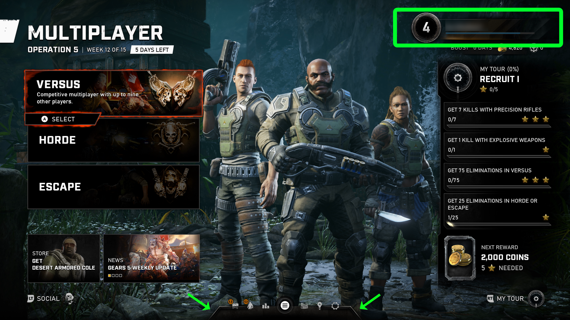 Gears 5 Vss menu. Nella parte superiore di questa schermata è presente un rettangolo decorativo blu e grigio intorno al gamertag del giocatore. C'è un rettangolo verde intorno a questa immagine decorativa per indicare che si tratta dell'immagine decorativa a cui fa riferimento l'esempio. Ci sono anche due frecce verdi che puntano a entrambi i lati di un grafico decorativo angolare che circonda altre opzioni di menu.