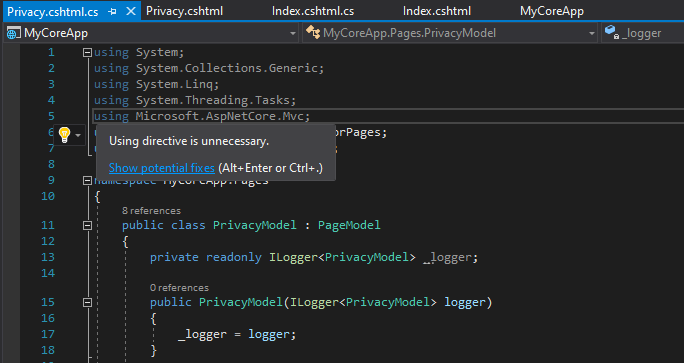 Visual Studio のコード エディターで、淡色表示の Using ディレクティブを表示するクイック アクション ヒントを含む Privacy.cshtml ファイルを示すスクリーンショット。