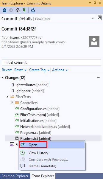 Visual Studio 2019 のチーム エクスプローラーの [コミットの詳細] ビューのファイル コンテキスト メニューの [開く] オプションのスクリーンショット。