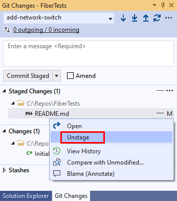 Visual Studio のステージされたファイルに対するコンテキスト メニュー オプションのスクリーンショット。