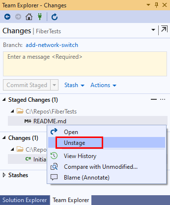 Visual Studio 2019 のチーム エクスプローラーのステージされたファイルに対するコンテキスト メニュー オプションのスクリーンショット。