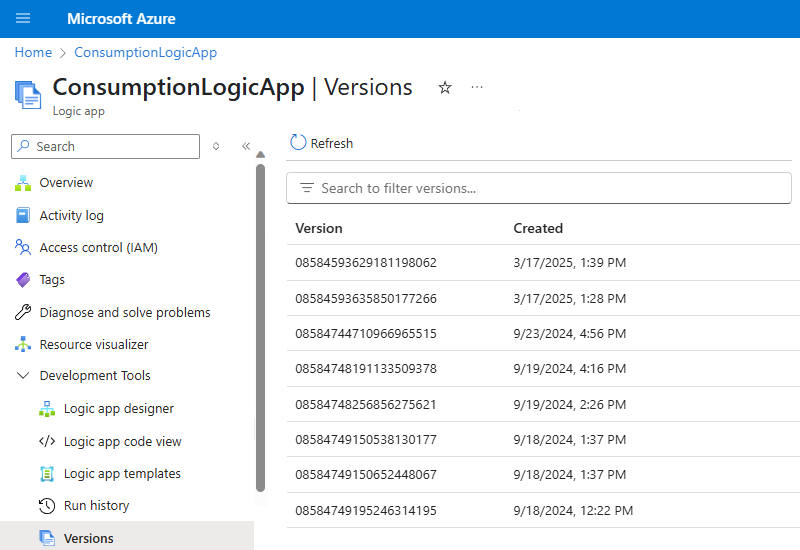 スクリーンショットは、Azure portal、[バージョン] が選択された [従量課金ロジック アプリ] メニュー、および以前のロジック アプリのバージョンを示しています。