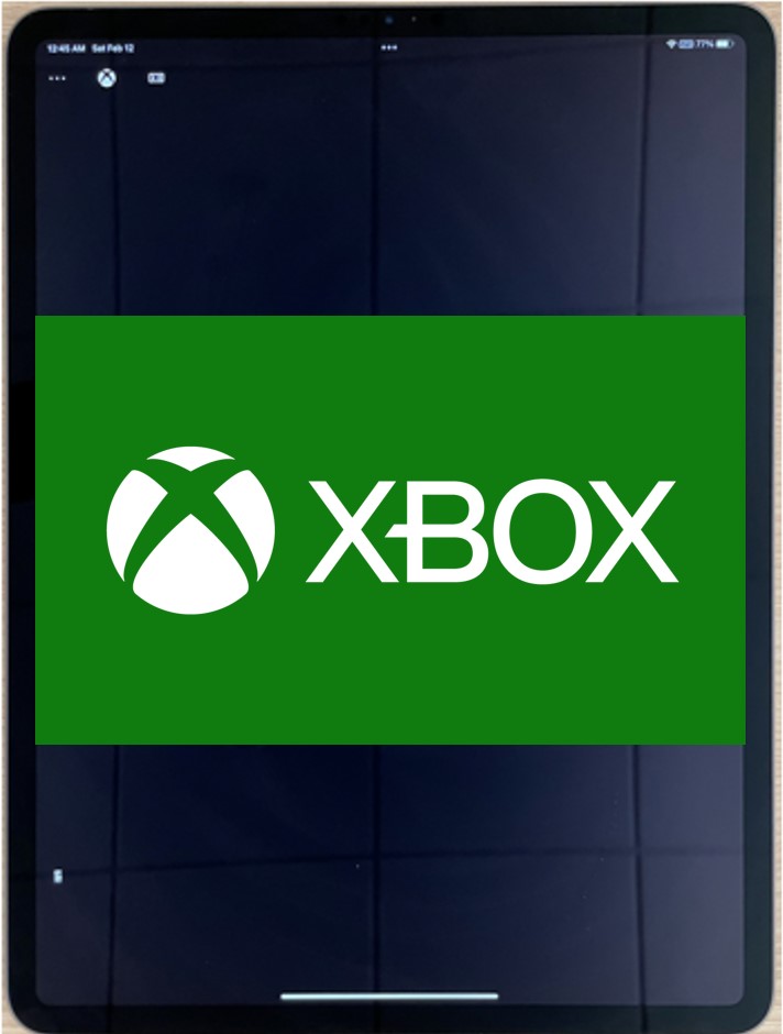 縦向きのタブレットの Xbox ロゴ、上下に黒いバーが付いている