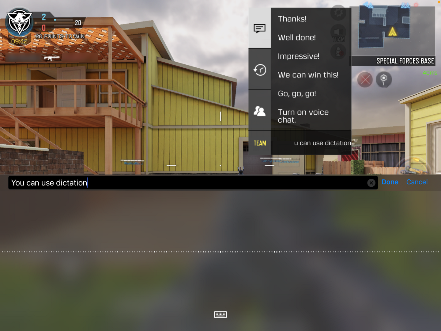 Call of Duty: Mobile のスクリーン ショット。プレイヤーは iPad の組み込みのディクテーション機能を使用して、オンライン マッチ中にゲームのチームチャットに
