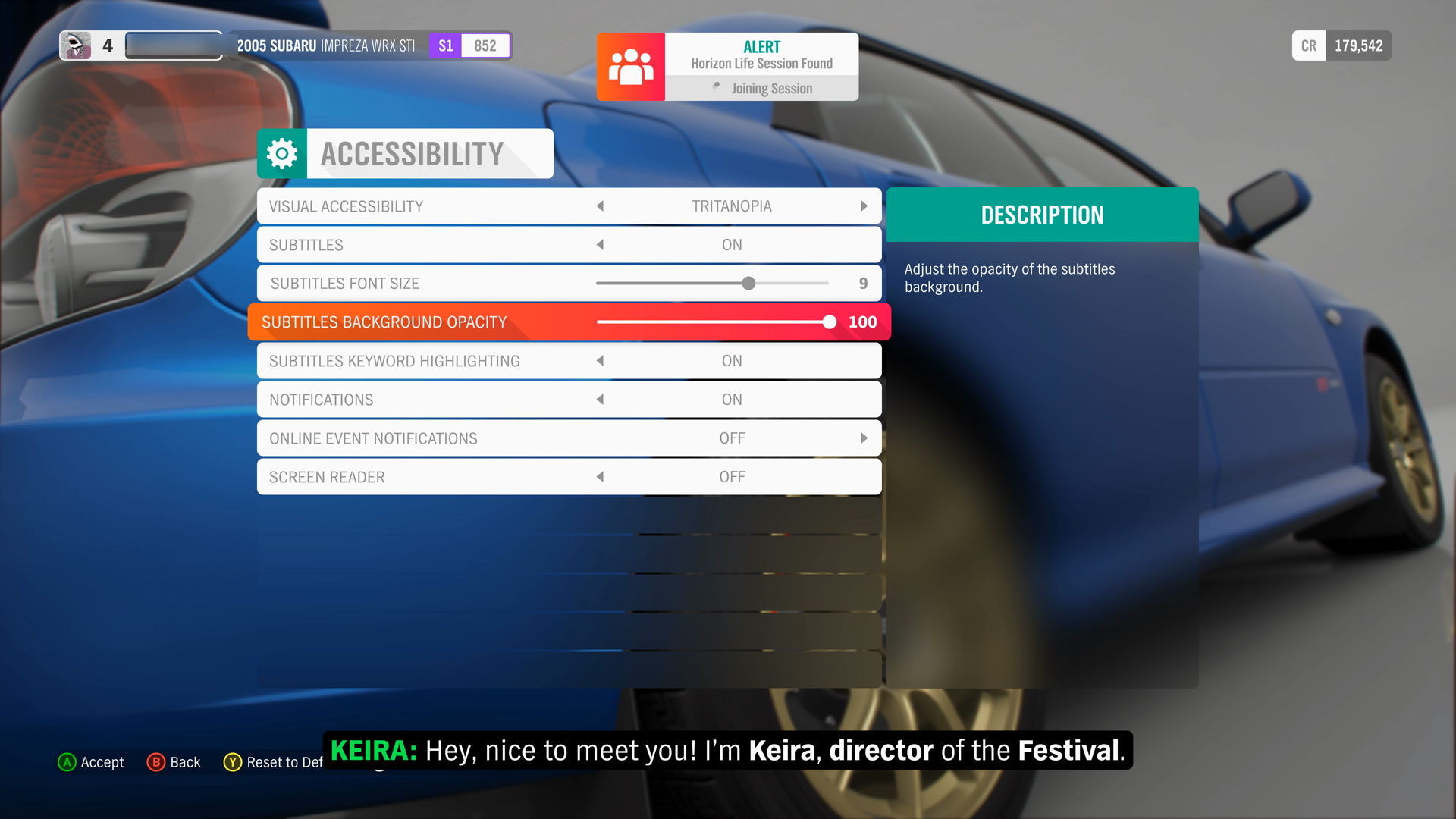 Forza Horizon 4 の [アクセシビリティ設定] メニューのスクリーンショット。サブタイトルの背景不透明度スライダーが強調表示されています。値は 100% です。画面の下部に字幕が表示されるプレビューがあります。