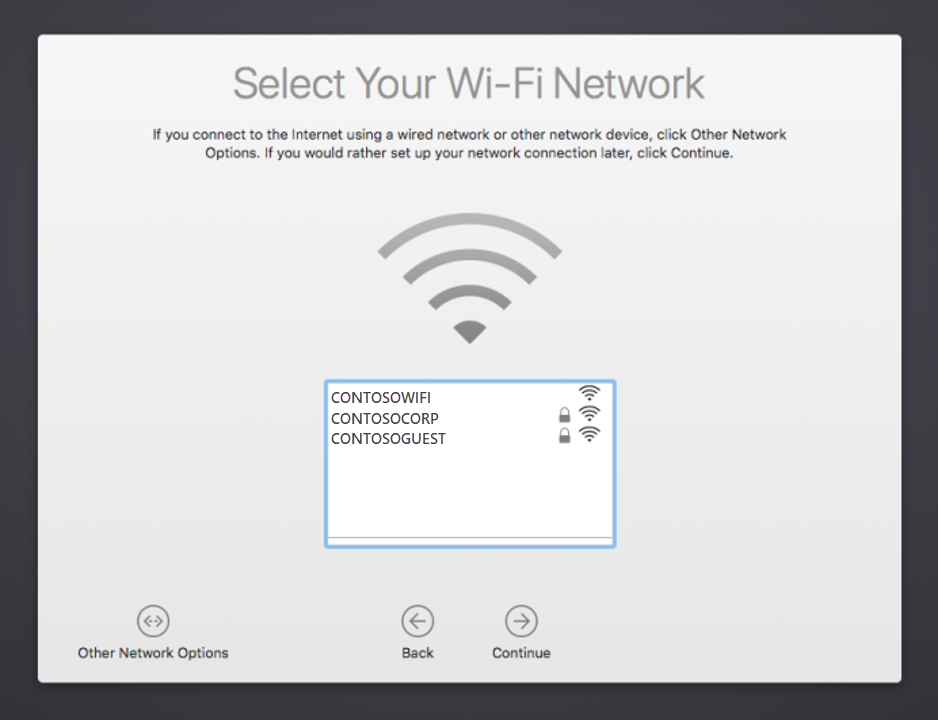 macOS デバイスセットアップ アシスタント [Wi-Fi ネットワークの選択] 画面のスクリーンショット。選択可能なネットワークの一覧が表示されています。[その他のネットワーク オプション] ボタン、[戻る] ボタン、および [続行] ボタンも表示されます。