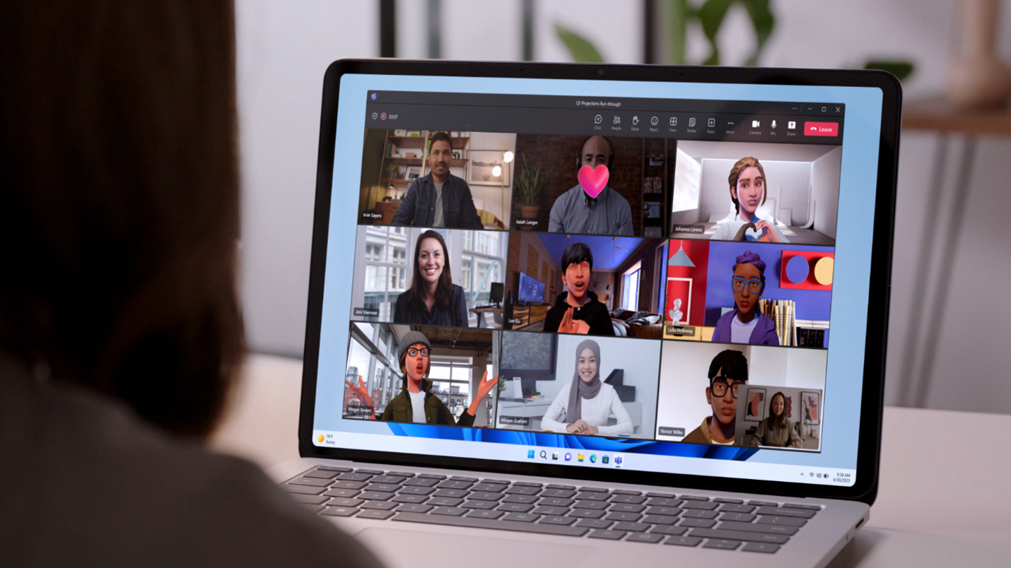 ノート PC 上のアバターとして Microsoft Teams で会議を行うユーザーの画像。