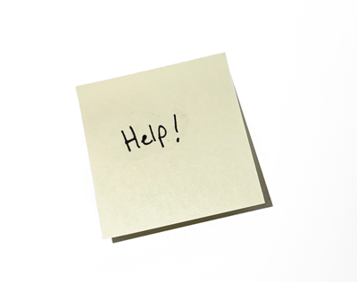 HELP という単語が書かれた付箋。
