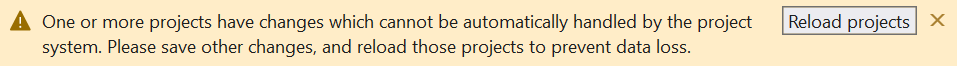 プロジェクトを再読み込みして変更を完了するように提案する Visual Studio バナー