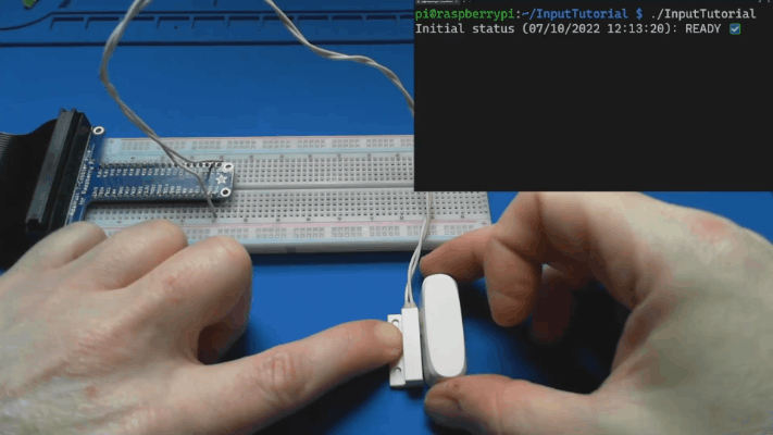 Анимированный GIF-файл, демонстрирующий работу магнитного геркона, который открывается и закрывается. Переключатель подвергается воздействию магнита, и приложение отображает READY. Магнит убирается, и приложение отображает ALERT. Затем действие повторяется.