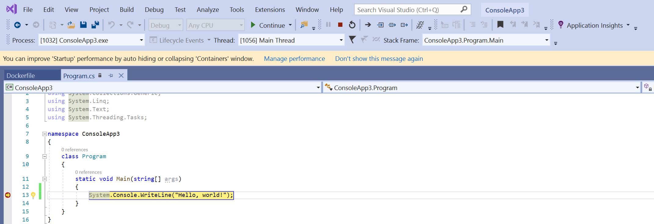 노란색으로 강조 표시된 코드 줄 왼쪽으로 중단점이 설정된 Visual Studio의 Program.cs 코드 창 스크린샷