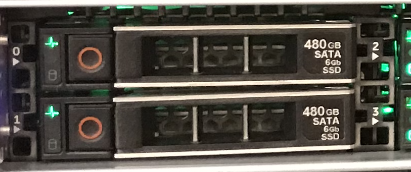 드라이브 번호 및 용량 레이블을 보여 주는 FXT 섀시에 있는 한 하드 드라이브 베이의 사진