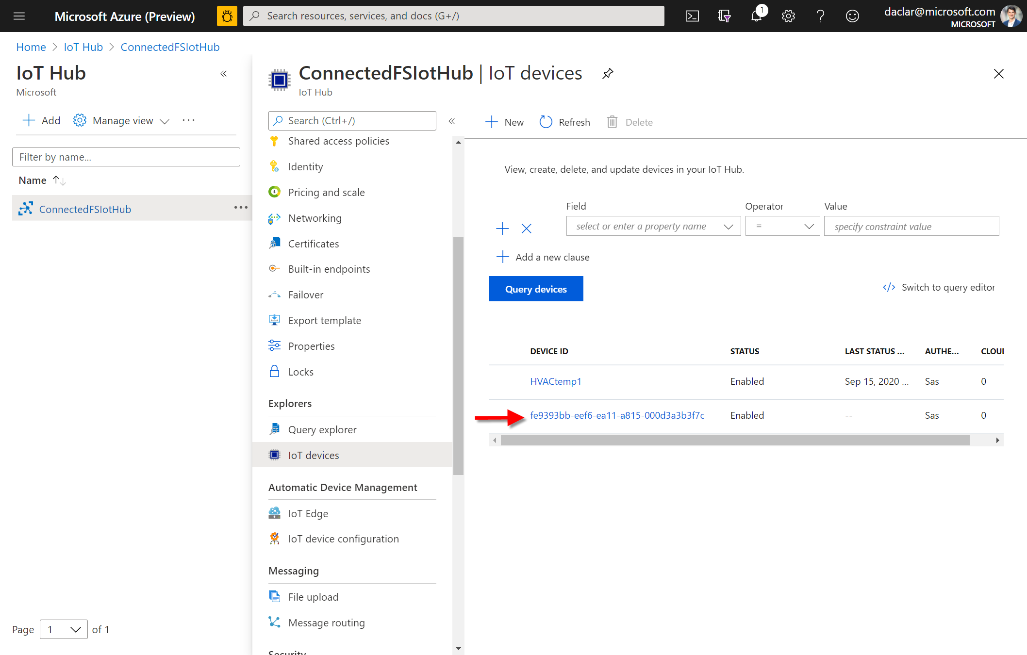 Azure IoT centrmezgla ekrānuzņēmums, kurā redzama jaunā ierīce ierīču sarakstā.