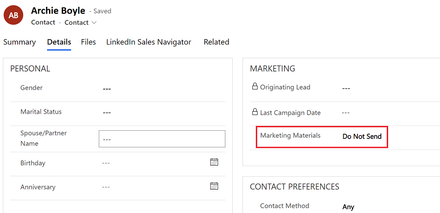 Alternativet Markedsføringsmateriell på Kontakter-siden, fanen Detaljer.