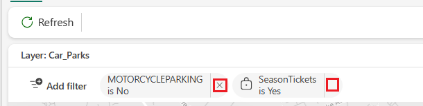 Et skjermbilde som viser en del av Fabric Maps-lagpanelet som viser to aktive filtre. Det første filteret er ikke låst og har en x-knapp for å fjerne det. Det andre filteret har et låseikon og ingen x-knapp som indikerer et låst filter som ikke kan fjernes. En oppdater-knapp vises over filtrene, men ingen lagre-ikon som indikerer at kartet ikke kan lagres.