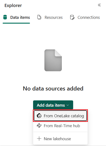Et skjermbilde av Microsoft Fabric Explorer-panelet som viser fanen Dataelementer valgt med meldingen Ingen datakilder lagt til og en tom mappe-ikon. Under meldingen er det en nedtrekksmeny for å legge til dataelementer, utvidet for å vise tre menyvalg: Fra OneLake-katalogen med et databaseikon, Fra Real-Time hub med et lynikon, og Nytt innsjøhus med et plusstegn. Katalogvalget From OneLake er markert med en mørk kant som indikerer utvalg.