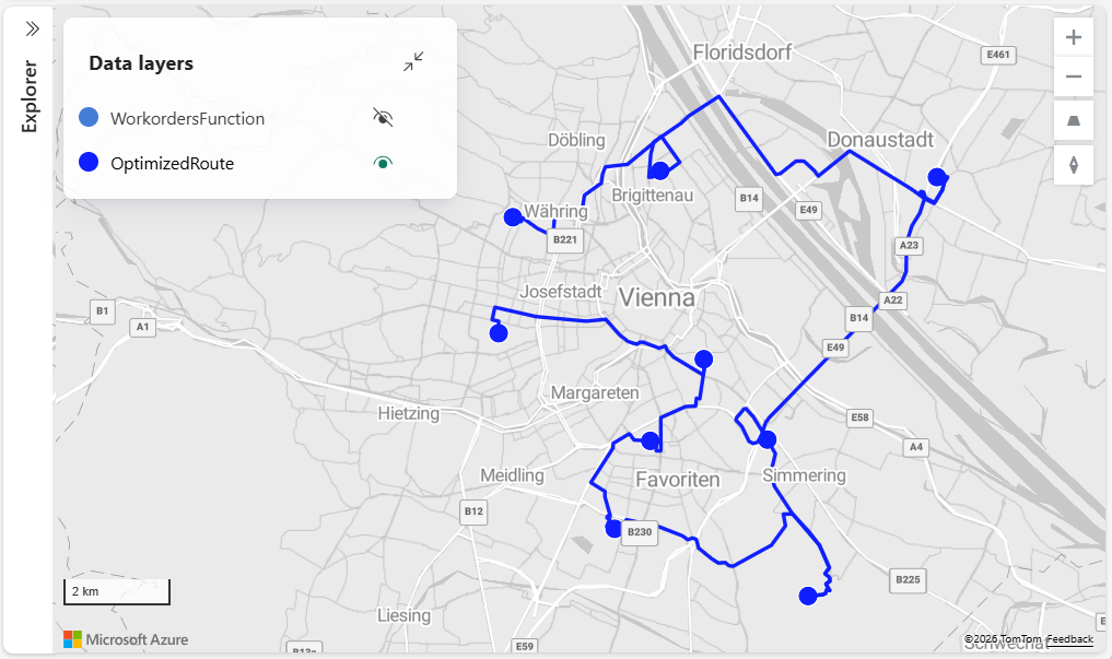 Et skjermbilde av Microsoft Fabric Maps som viser et gatekart over Wien, Østerrike, med en optimalisert rute vist som blå linjer som forbinder ni nummererte veipunkter. Utforskerpanelet til venstre viser fanen Lakehouse utvidet med WorkorderLocationsLakehouse, som inneholder en Files-mappe med OptimizedRoute.geojson og WorkorderLocations.csv filer. Datalag-panelet viser to lag: WorkordersFunction med synlighet slått av, og OptimizedRoute som viser den tilknyttede rutestien med nummererte stopp fra 1 til 9 som indikerer den optimaliserte besøkssekvensen.