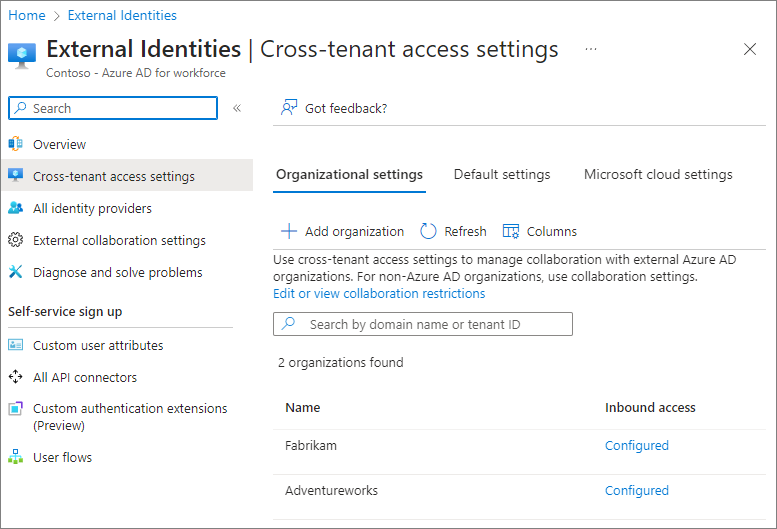 Skjermbilde av tilgangsinnstillinger på tvers av leier i Microsoft Entra ID med to eksterne organisasjoner konfigurert.